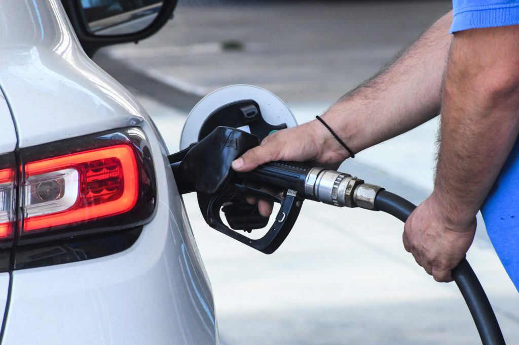 Επιδότηση καυσίμων: Η κυβέρνηση Μητσοτάκη επιδοτεί τα διυλιστήρια αντί για τον καταναλωτή