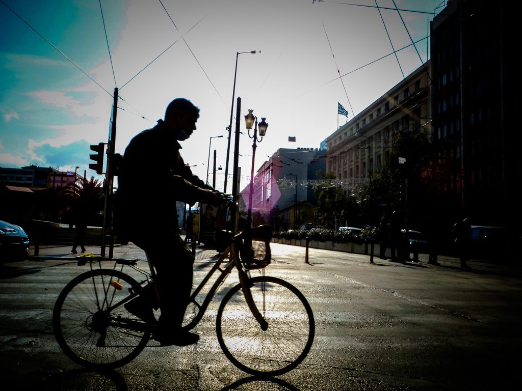 Διεθνής Οργανισμός Ενέργειας: Μειώστε ταχύτητα στην οδήγηση, πάρτε ποδήλατο, δουλέψτε από το σπίτι για να μειώσετε την κατανάλωση πετρελαίου