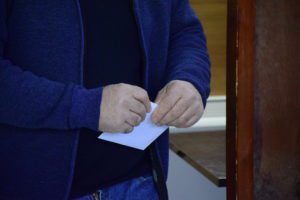 Δημοσκόπηση: Κοντά στις 20 μονάδες η διαφορά ΝΔ &#8211; ΣΥΡΙΖΑ &#8211; Επτακομματική βουλή