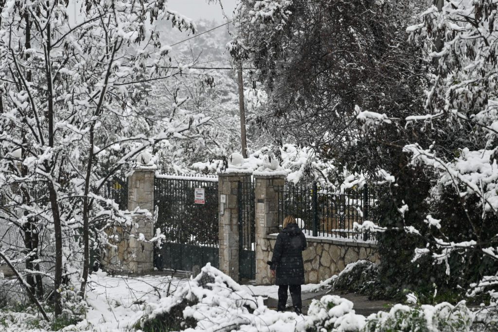 Κακοκαιρία «Φίλιππος»: Πυκνές χιονοπτώσεις στην Αττική και τσουχτερό κρύο – Πού το έχει στρώσει – Ποιοι δρόμοι είναι κλειστοί