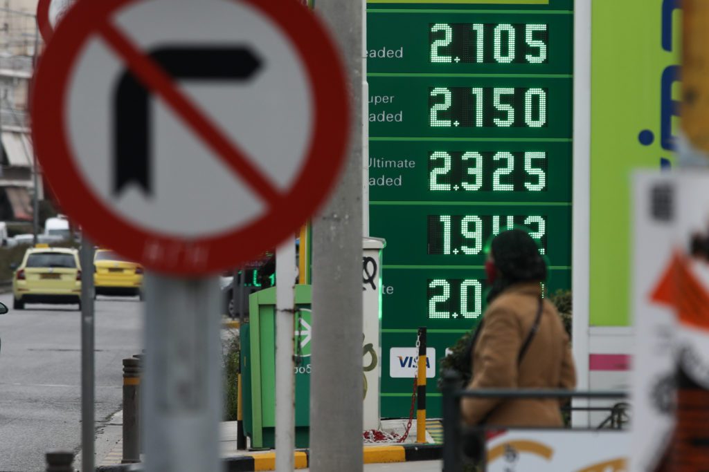 Μέτρα «ασπιρίνες» από την κυβέρνηση: 13 ευρώ τον μήνα η επιδότηση της βενζίνης – Μειωμένο το επίδομα Πάσχα