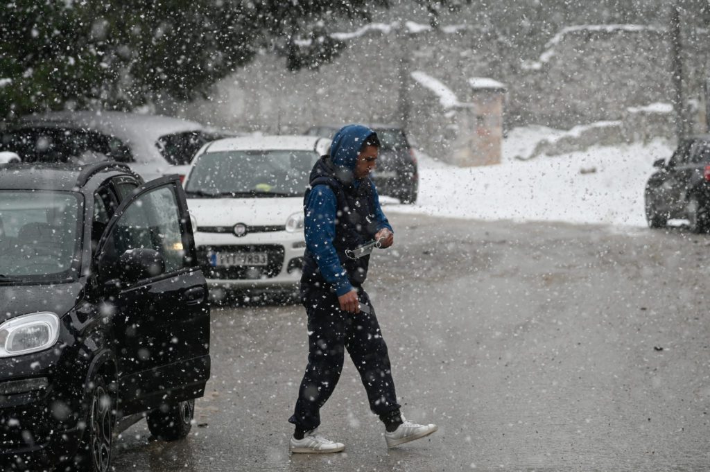 Συνεχίζεται η κακοκαιρία – Τσουχτερό κρύο, θυελλώδεις άνεμοι και τοπικά χιόνια τη Δευτέρα