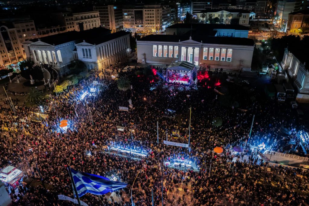 «Ανθρώπινο ποτάμι» την Τρίτη στα Προπύλαια: «Λαοθάλασσα» στη μεγαλειώδη συναυλία ενάντια στον πόλεμο (Photos – Video)