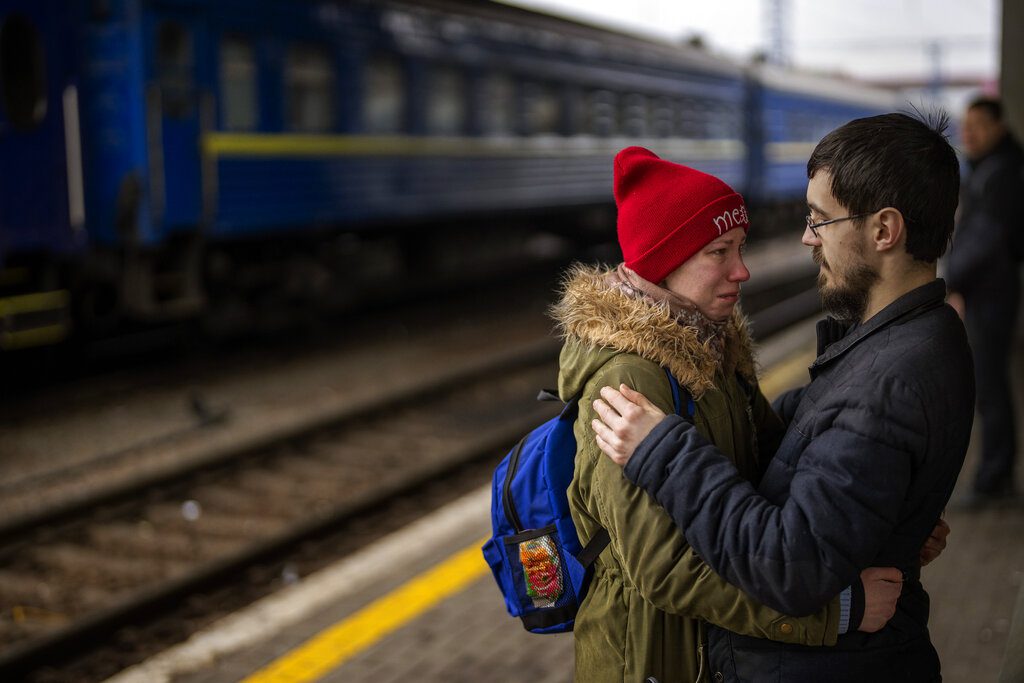 Ουκρανία: Η συγκινητική στιγμή που ζευγάρια λένε «αντίο» σε σταθμό τρένου στο Κίεβο (Photos)