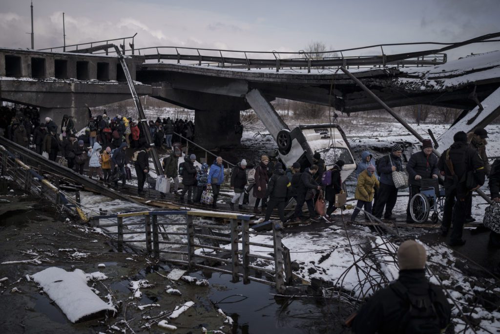 Ουκρανία: Ρωσικούς βομβαρδισμούς καταγγέλλουν οι Ουκρανοί ενώ οι άμαχοι εγκαταλείπουν τη χώρα- Σε κλοιό Κίεβο, Μαριούπολη, Οδησσός