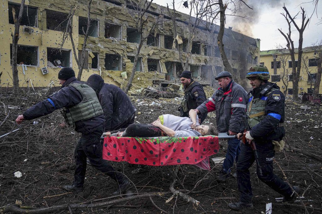 Βομβαρδισμός μαιευτηρίου στη Μαριούπολη: Δεν τα κατάφεραν η έγκυος και το μωρό της (Photos)