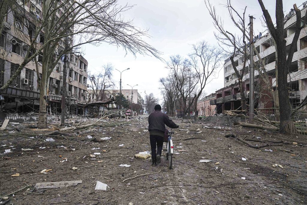 Ουκρανία: Υπό ασφυκτικό κλοιό Κίεβο και Μαριούπολη – Πληροφορίες ότι θα εισβάλει και η Λευκορωσία