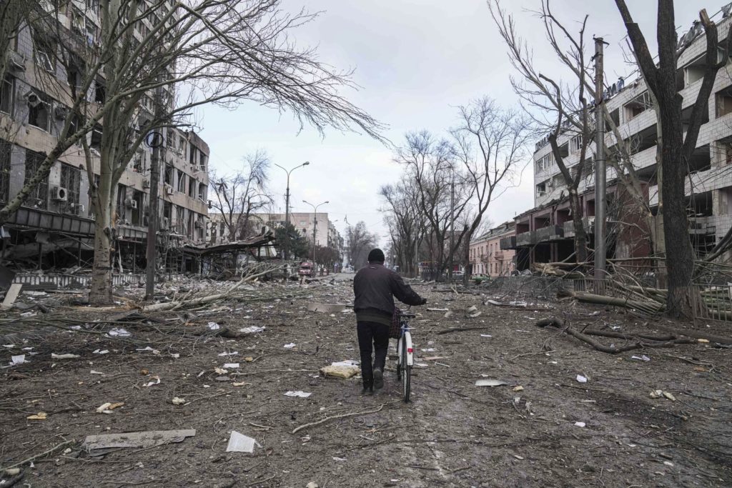 Εφιάλτης δίχως τέλος στην Ουκρανία: Ρωσικές δυνάμεις χτύπησαν ψυχιατρείο, κόλαση στο Ντνίπρο, πολιορκούν το Κίεβο (Photos – Video)
