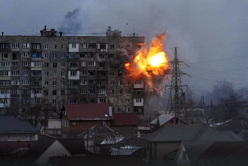 Πόλεμος στην Ουκρανία: Η Μαριούπολη από ψηλά – Κτίρια «καπνίζουν» από τους βομβαρδισμούς (Video)