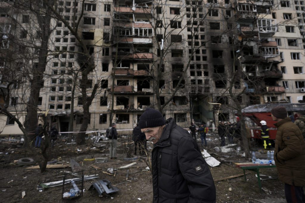 Ουκρανία: Βομβάρδισαν εννιαώροφη πολυκατοικία σε προάστιο του Κιέβου – Συγκλονιστικά βίντεο