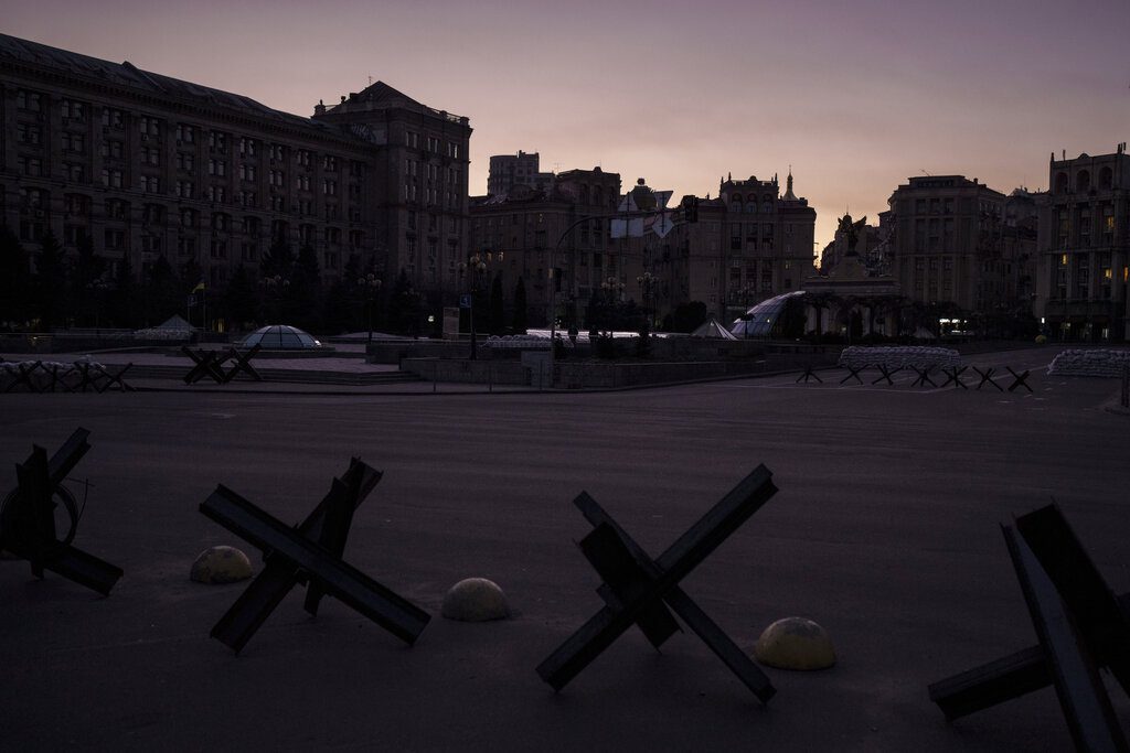 Πόλεμος στην Ουκρανία: Μαίνονται οι μάχες στο Κίεβο – Την Τρίτη θα συνεχιστούν οι διαπραγματεύσεις
