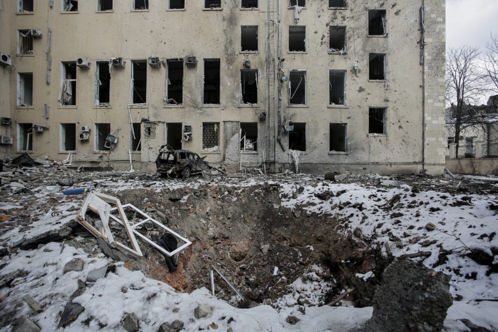 Ουκρανία: Συντρίμμια από ρωσικό πύραυλο χτύπησαν πολυκατοικία στο Κίεβο – Δεκάδες άμαχοι νεκροί στο Τσερνίχιβ