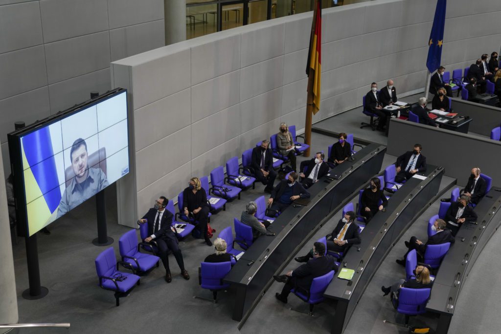 Πυρά και αιχμές Ζελένσκι στη γερμανική Βουλή κατά της Δύσης «Οι κυρώσεις ήρθαν αργά, ενεργείτε κυρίως οικονομικά»