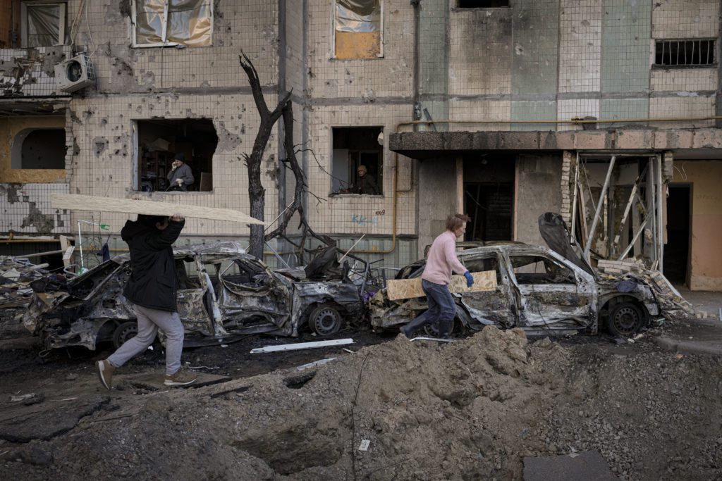 Διεθνής Τύπος: Η αιματοχυσία των αμάχων στην Ουκρανία συνεχίζεται – 17 δισ. δολάρια η περιουσία των φίλων του Πούτιν