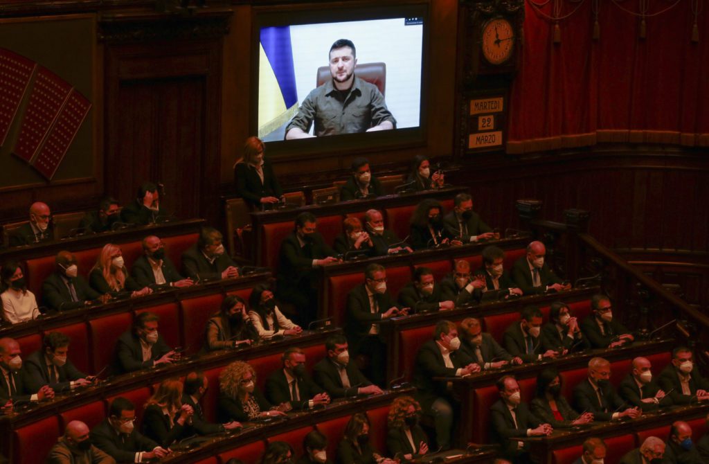 Ζελένσκι στο ιταλικό κοινοβούλιο: «Οι Ρώσοι βιάζουν, σκοτώνουν, βασανίζουν, όπως οι Ναζί στο Β’ Παγκόσμιο Πόλεμο»