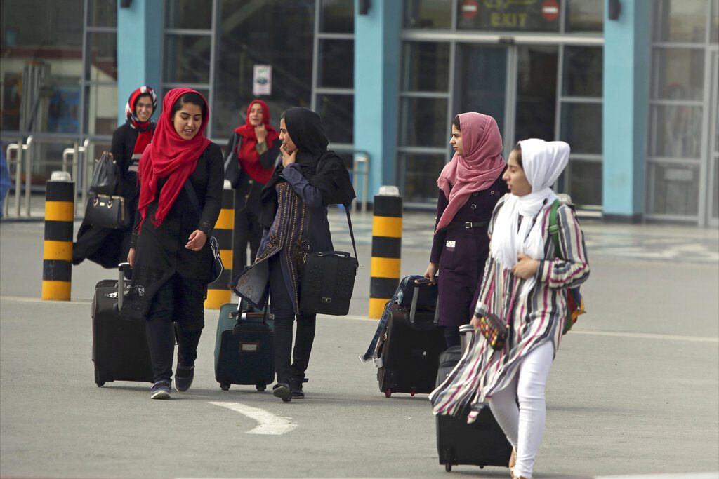 Οι Ταλιμπάν απαγορεύουν στις γυναίκες να ταξιδεύουν χωρίς τη συνοδεία άνδρα συγγενή τους