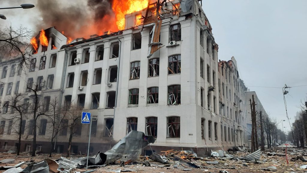 Πόλεμος στην Ουκρανία: Ρωσική επίθεση στο αρχηγείο της αστυνομίας στο Χάρκοβο (Photos – Video)