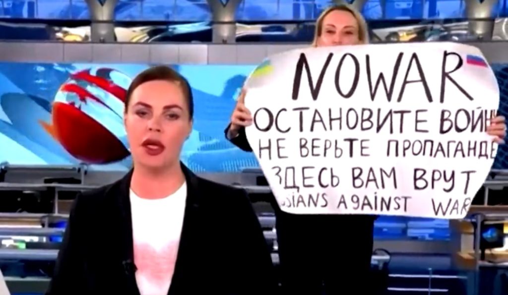 Ρωσία: Η Ρωσίδα δημοσιογράφος Οβσιάνικοβα αρνήθηκε την πρόταση να της χορηγηθεί άσυλο στη Γαλλία