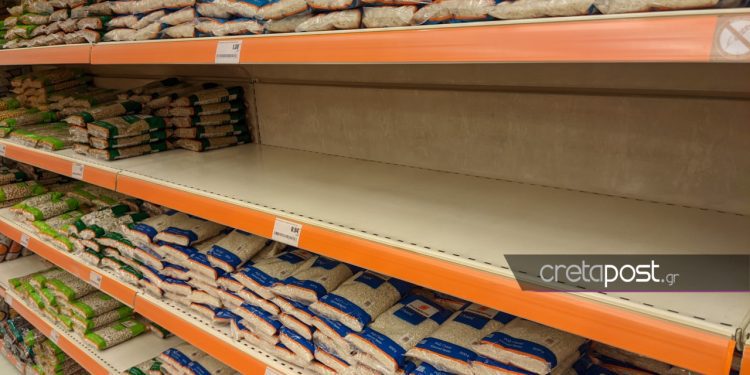 Άδειασαν τα ράφια από ζυμαρικά και αλεύρι στην Κρήτη
