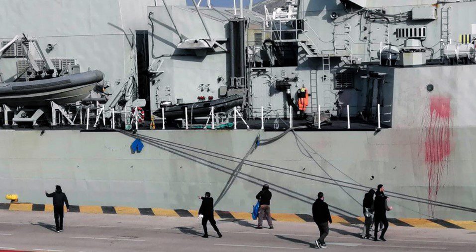 Πειραιάς: Κόκκινη μπογιές κατά νατοϊκού πλοίου από μέλη της ΚΝΕ και του ΚΚΕ (video)