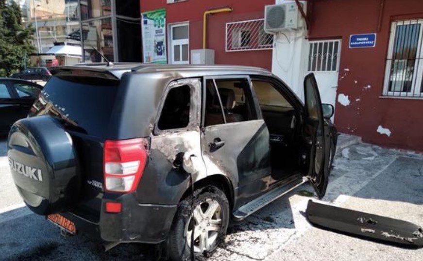 Θεσσαλονίκη: Άγνωστοι πυρπόλησαν το υπηρεσιακό όχημα του δημάρχου Παύλου Μελά