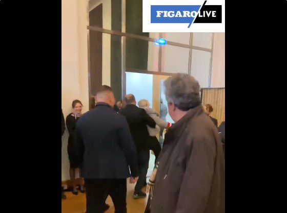 Οι αστυνομικοί του Μακρόν έβγαλαν σηκωτή γυναίκα, στη διάρκεια συνέντευξης (video)