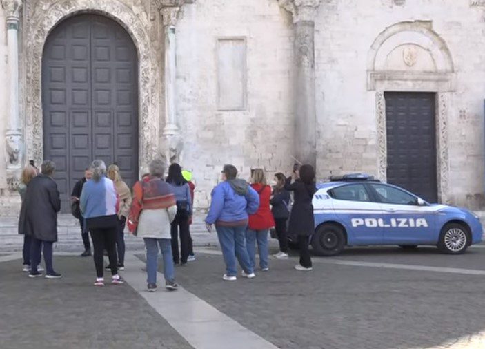 Iταλία: Βρέθηκε σε χωράφι έξω από το Μπάρι ο «θησαυρός» του Αγίου Νικολάου που είχε κλαπεί πριν τρεις ημέρες