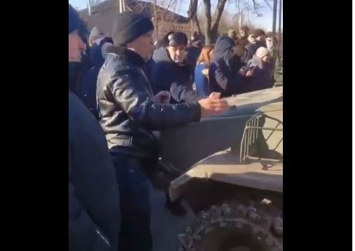 Συγκλονιστική στιγμή στην Ουκρανία: Πολίτες στο Χάρκοβο τραγουδούν τον εθνικό ύμνο μπροστά σε ρωσικό τανκ (Video)