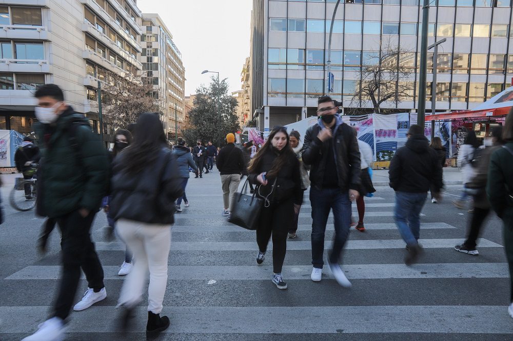 Τέλος από σήμερα στην υποχρεωτική χρήση μάσκας σε εξωτερικούς χώρους – Οι εξαιρέσεις