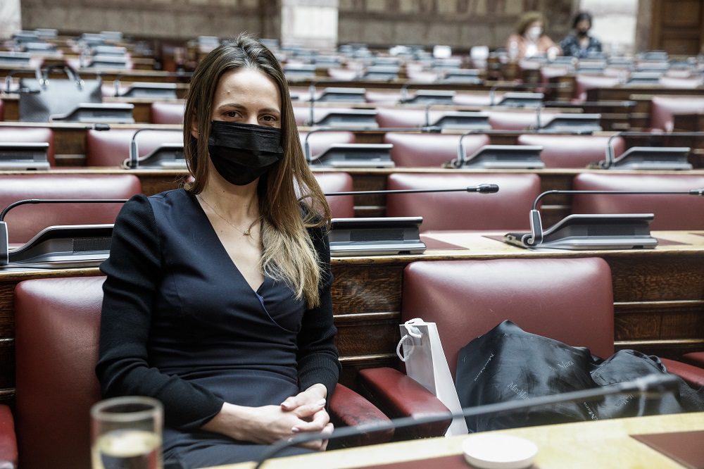 Αχτσιόγλου: Η κυβέρνηση βάζει πλάτη στην αισχροκέρδεια