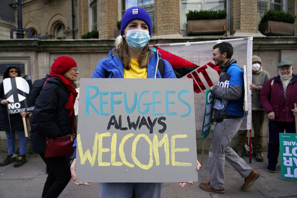 Βρετανία: Το Λονδίνο ενδέχεται να χαλαρώσει τους κανόνες εισόδου προσφύγων από την Ουκρανία