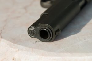 Τρόμος στην Εύβοια: Άνδρας απειλούσε περαστικούς με ψεύτικο όπλο 