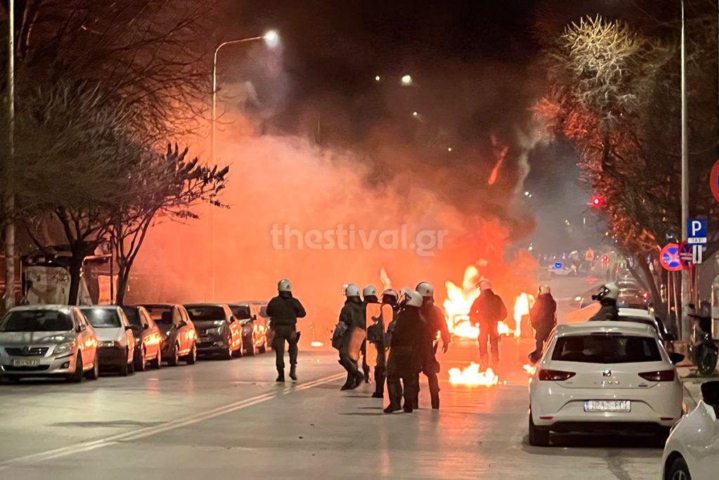 Θεσσαλονίκη: Μολότοφ εναντίον διμοιρίας ΜΑΤ τα ξημερώματα (video)