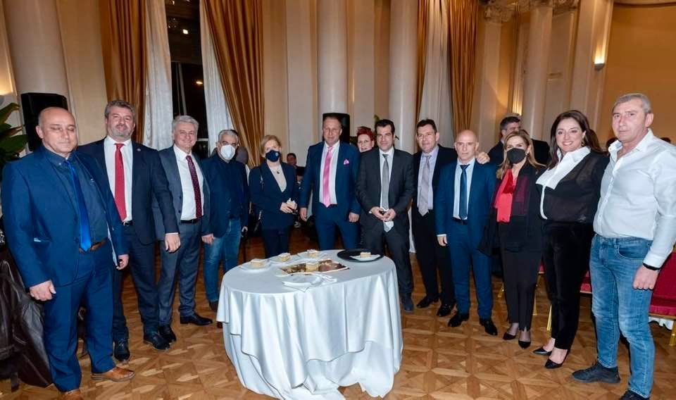 Ο χαμογελαστός Πλεύρης στην κοπή πίτας των 16.000 ευρώ της ΕΝΕ και οι γκρίνιες