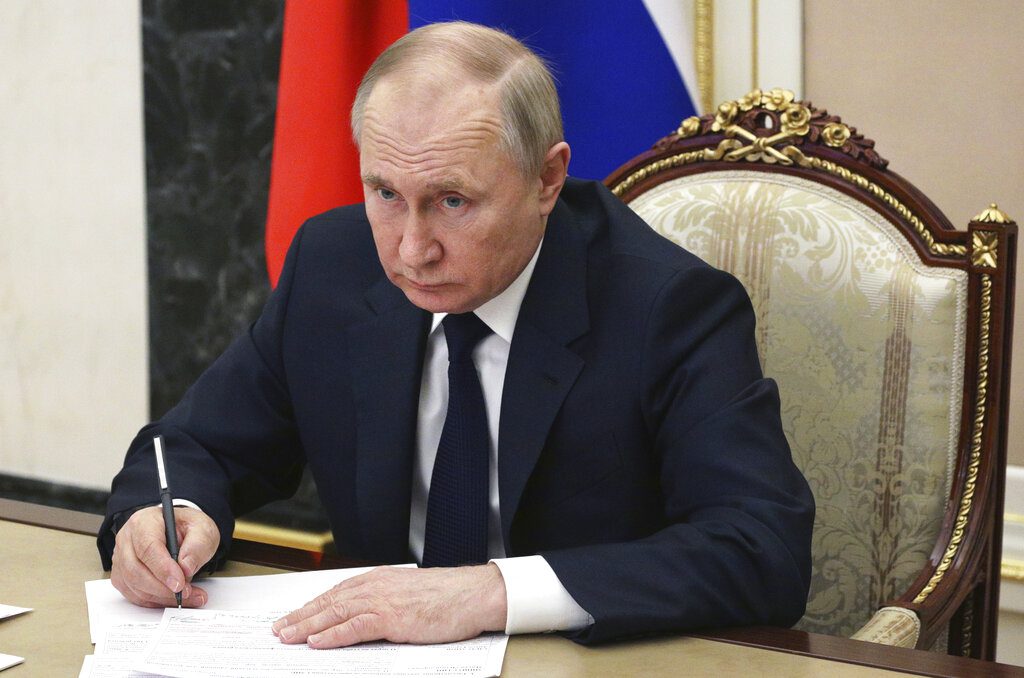 «Πρόοδο» των συνομιλιών με την Ουκρανία βλέπει ο Πούτιν ενώ οι Ρώσοι περικυκλώνουν Κίεβο και Οδησσό