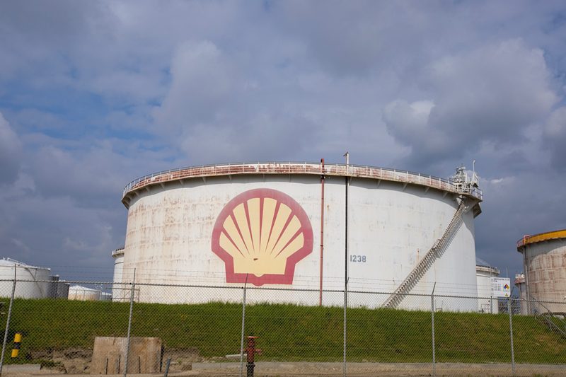 Wall Street Journal: Η Shell σπάει το εμπάργκο και αγοράζει ρωσικό πετρέλαιο σε τιμή ευκαιρίας
