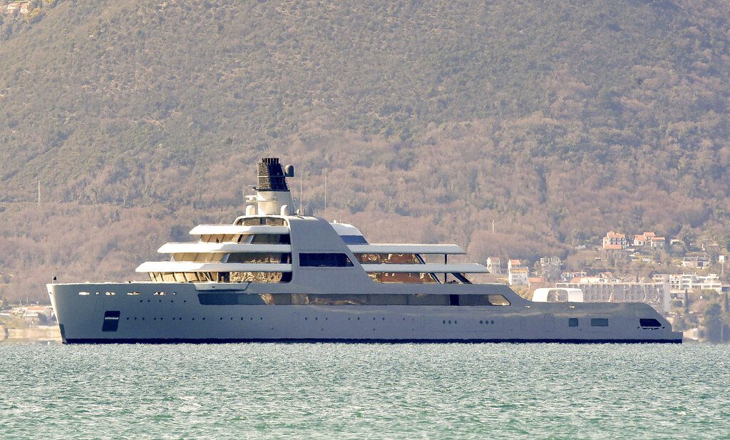 Υπερπολυτελές «mega yacht» του Ρόμαν Αμπράμοβιτς ελλιμενίστηκε στην Τουρκία