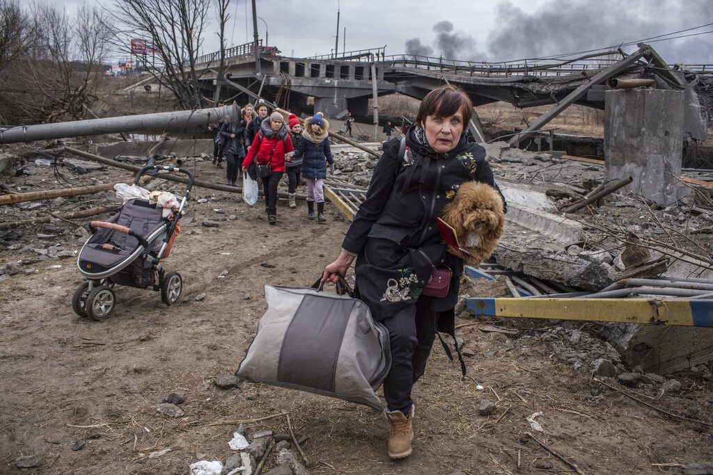 Διεθνής Τύπος: Ανθρωπιστική κρίση στην Ουκρανία – Αντίσταση Σολτς στο εμπάργκο ρωσικού πετρελαίου και αερίου
