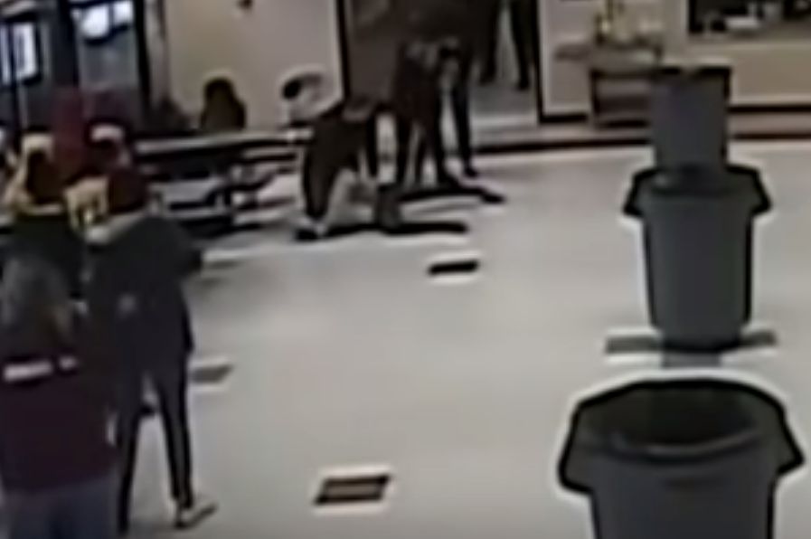 Σάλος στις ΗΠΑ: Αστυνομικός εκτός υπηρεσίας πιέζει με το γόνατο τον λαιμό 12χρονης σε σχολείο (Video)