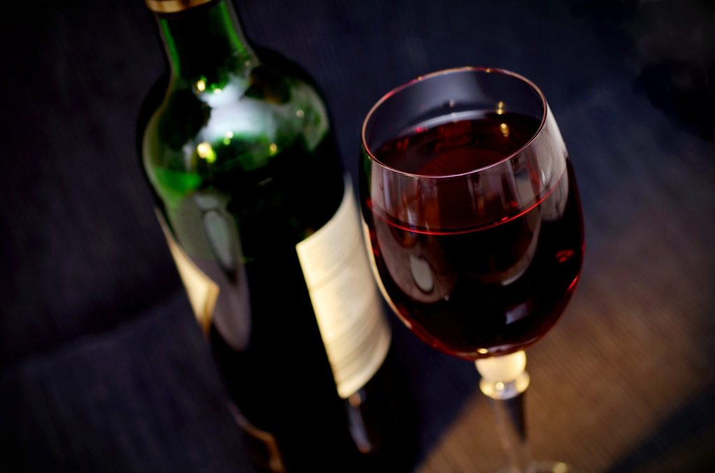Ακόμη και ένα ποτηράκι κρασί την ημέρα «γερνάει» τον εγκέφαλο (Ερευνα)