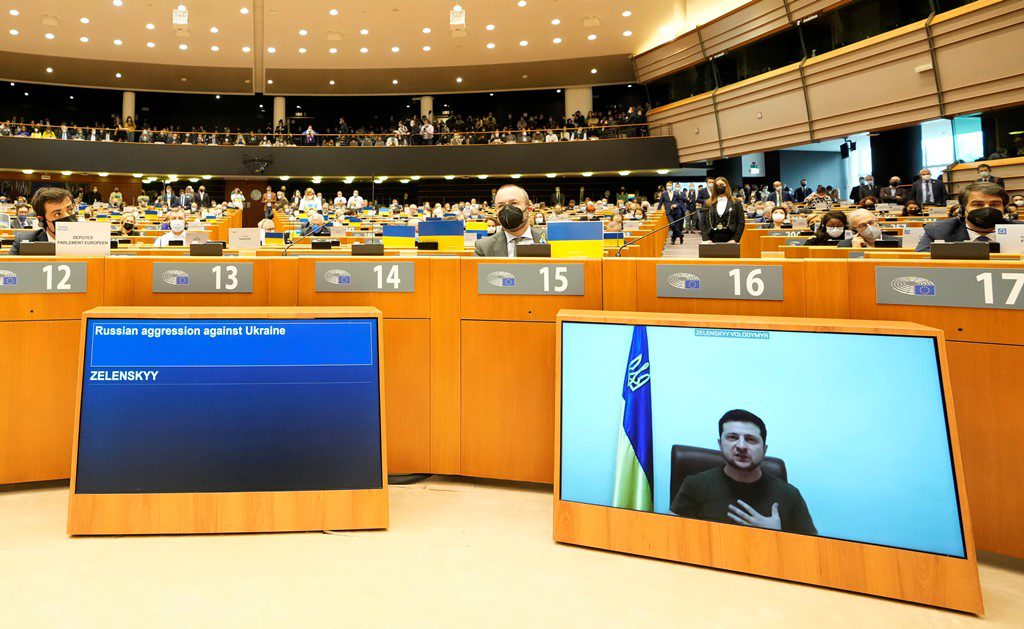 Αιχμές Ζελένσκι στο Ευρωκοινοβούλιο: «Αποδείξτε ότι είστε μαζί μας, αποδείξτε ότι είστε Ευρωπαίοι»