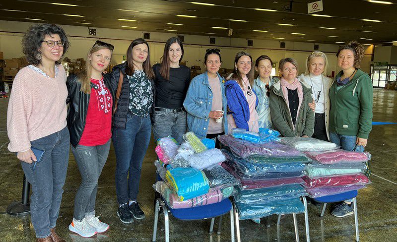 Θεσσαλονίκη: Σκουφάκια και κουβέρτες για τα προσφυγόπουλα της Ουκρανίας από τις «μοδίστρες αγάπης»