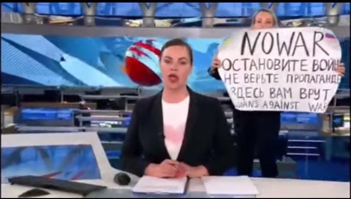 «Σας λένε ψέματα»: Ακτιβίστρια διακόπτει ρώσικο δελτίο ειδήσεων