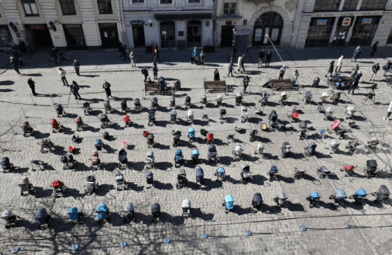 Ουκρανία -Συγκλονιστική φωτογραφία: 109 άδεια καροτσάκια στην κεντρική πλατεία της Λβιβ στη μνήμη των νεκρών παιδιών