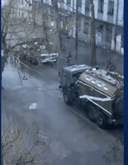 Ουκρανία: Βίντεο με τον ρωσικό στρατό να έχει καταλάβει την Χερσώνα – Τανκ και στρατιώτες στους δρόμους της πόλης