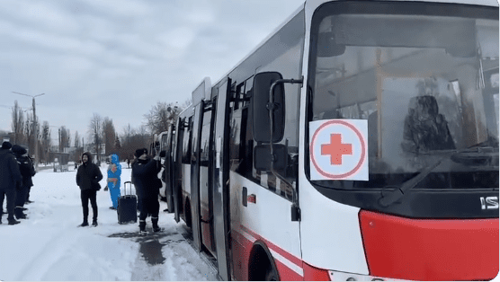 Πόλεμος στην Ουκρανία: Αγωνία για τους αμάχους – Δεκάδες λεωφορεία αναχωρούν από Σούμι και Μαριούπολη