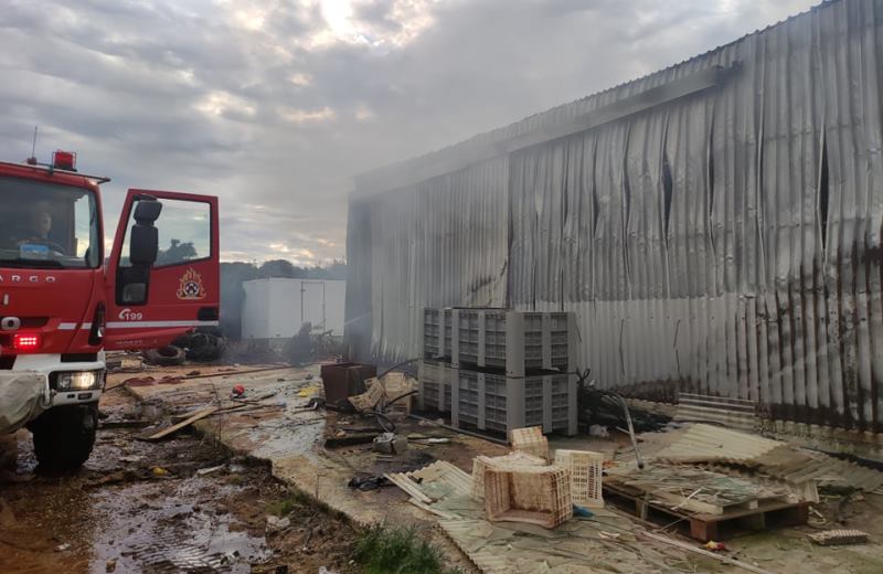Μεσσηνία: Φωτιά σε αποθήκη στο Λαγκούβαρδο – Εκρήξεις από φιάλες υγραερίου