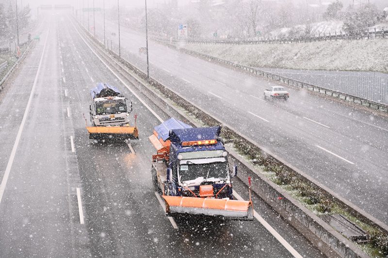 Προβλήματα από τις χιονοπτώσεις σε δρόμους της Αττικής