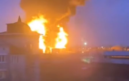 Ρωσία: Στις φλόγες αποθήκη καυσίμων στην πόλη Μπελγκορόντ – Το Κίεβο κατηγορούν οι Ρώσοι (Video)
