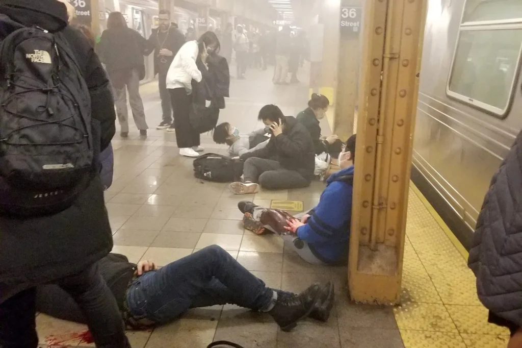 Βίντεο ντοκουμέντο από την στιγμή της επίθεσης στο μετρό της Νέας Υόρκης – 16 οι τραυματίες – Προσοχή σκληρές εικόνες